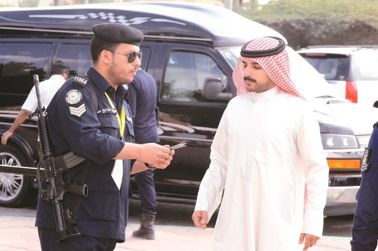 رجل أمن يساعد أحد الناخبين﻿