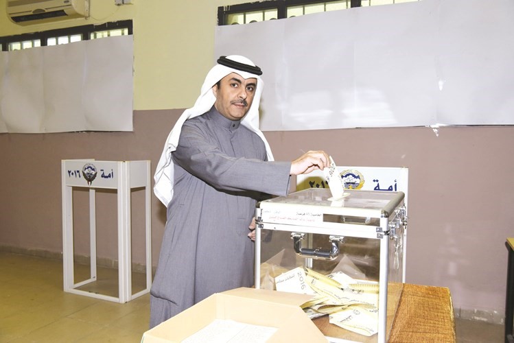 محمد سلطان بن حثلين يدلي بصوته﻿