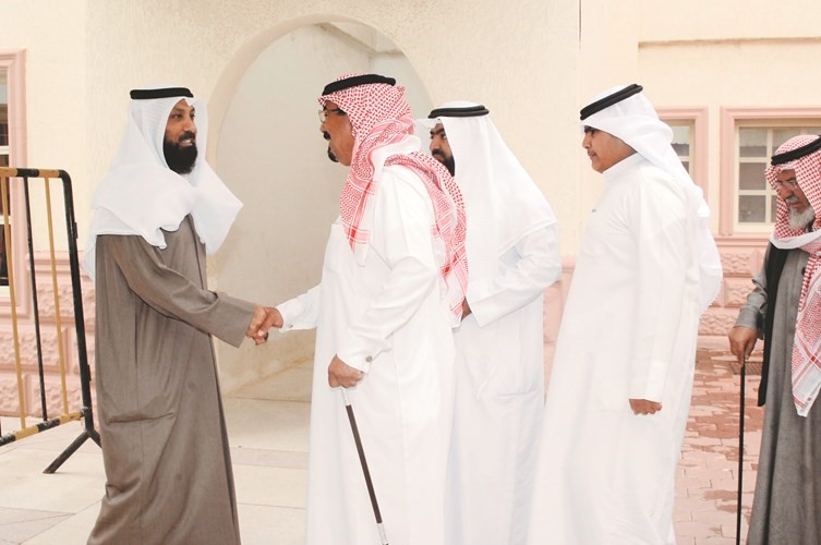 مانع العجمي مصافحا أحد الناخبين﻿