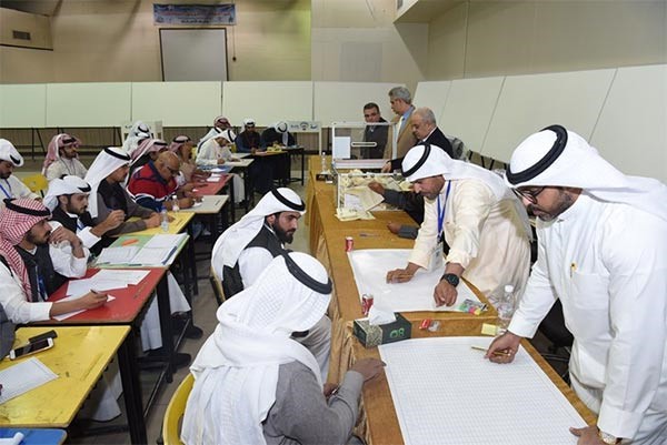  ﻿جانب من عملية الفرز في الدائرة الخامسة﻿