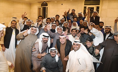 صالح عاشور وفرحة الفوز بين ناخبيه