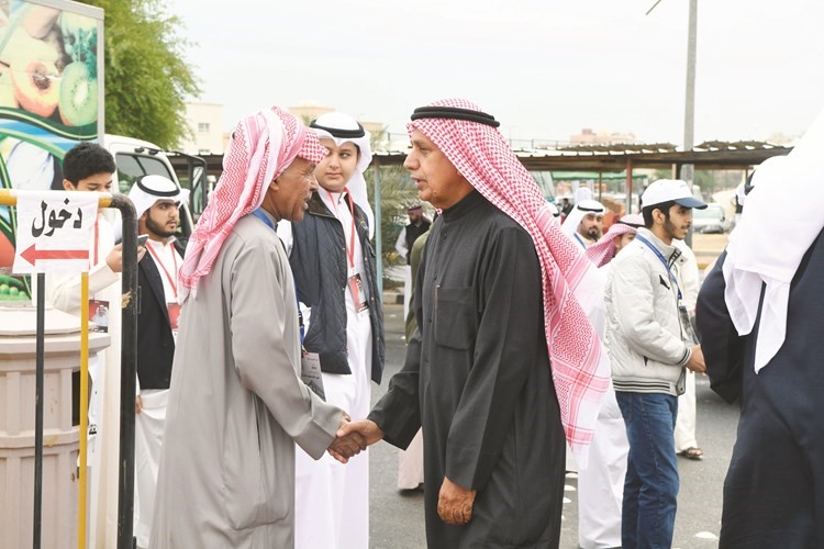 عبدالله الرومي مصافحا احد الناخبين﻿
