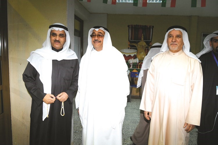 احمد المليفي مع الناخبين في احد مراكز التصويت﻿