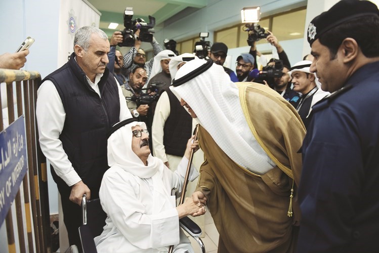 الشيخ سلمان الحمود متحدثا الى احد الناخبين في الدائرة الأولى﻿