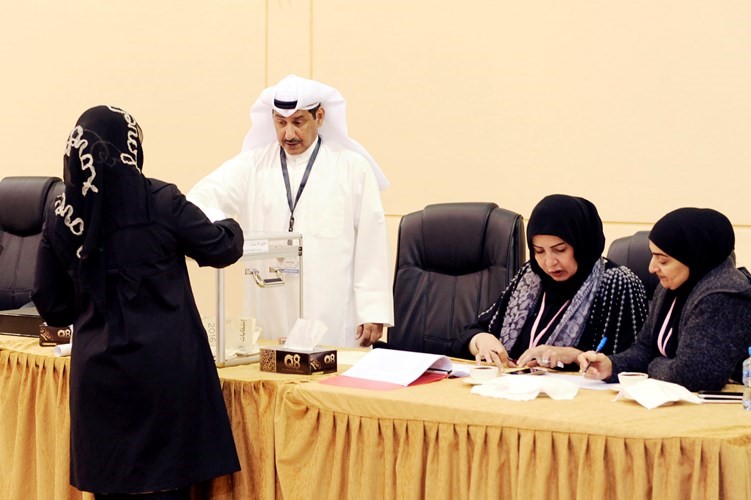 وكيلتا نيابة تشاركان في الإشراف على عملية الاقتراع﻿