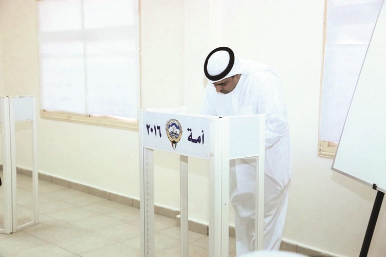 راكان النصف يدلي بصوته﻿