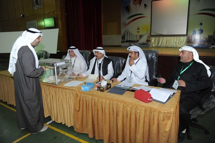 حوار بين القضاة وأحد الناخبين في إحدى اللجان﻿