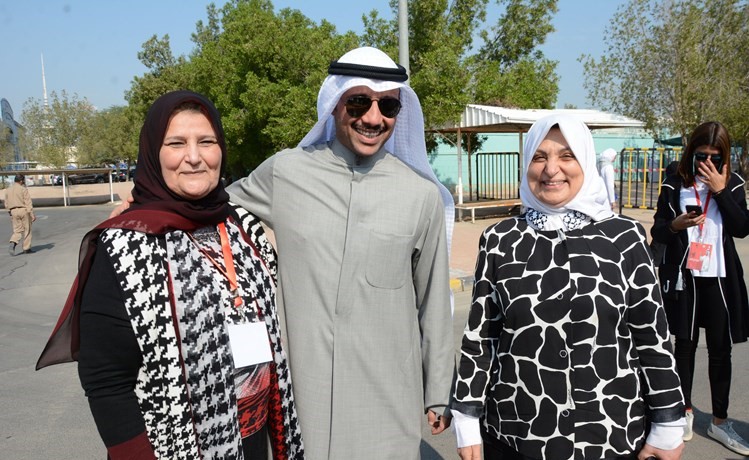 رئيس مجلس الأمة السابق مرزوق الغانم ووالدته د. فايزة الخرافي والوزيرة هند الصبيح أمام إحدى اللجان الانتخابية﻿