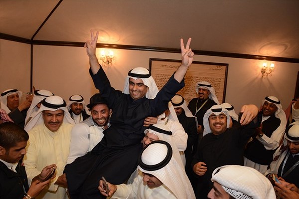 النائب رياض العدساني محمولا من مؤيديه خلال احتفالهم بفوزه