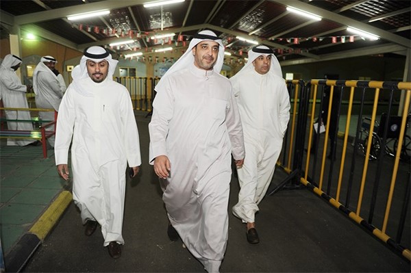 الشيخ محمد العبدالله خلال جولته بإحدى لجان الدائرة الثانية