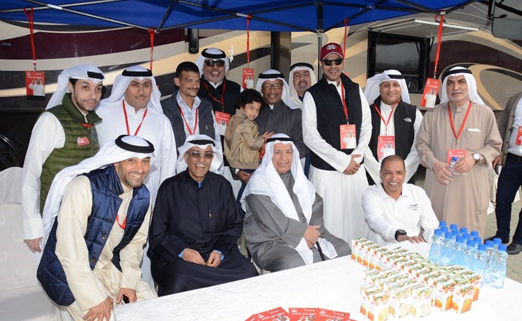 علي الغانم مع عدد من مؤيدي مرزوق الغانم﻿