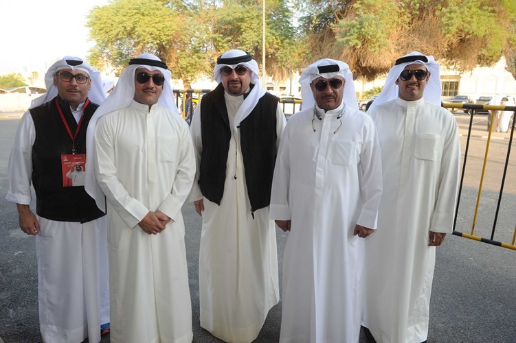 عبدالمحسن الخرافي وطلال الخرافيواحمد الخرافي امام احدى اللجان الانتخابية﻿