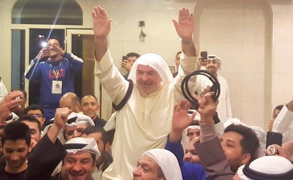 النائب صالح عاشور محتفلا مع أنصاره 