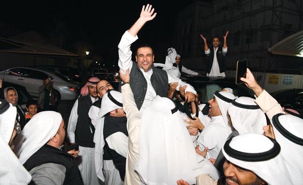 فرحة النائب عبدالوهاب البابطين بنجاحه الكبير 	(محمد هنداوي)