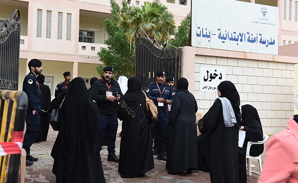 إقبال كثيف في إحدى لجان الدائرة الرابعة وحرص شديد على المشاركة منذ ساعات الصباح الأولى 	(احمد خليل)﻿