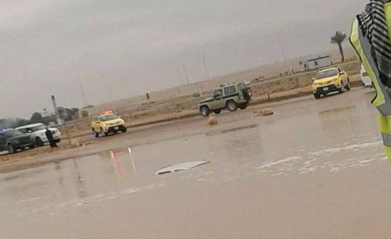 فيديو.. صرخات مفجعه اثناء انتشال جثة وافد داخل سيارة غرقت في السيول في السعودية