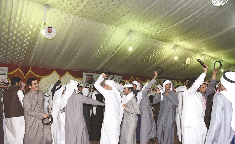 ناخبو الدائرة الخامسة يرقصون فرحا بفوز مرشحهم﻿