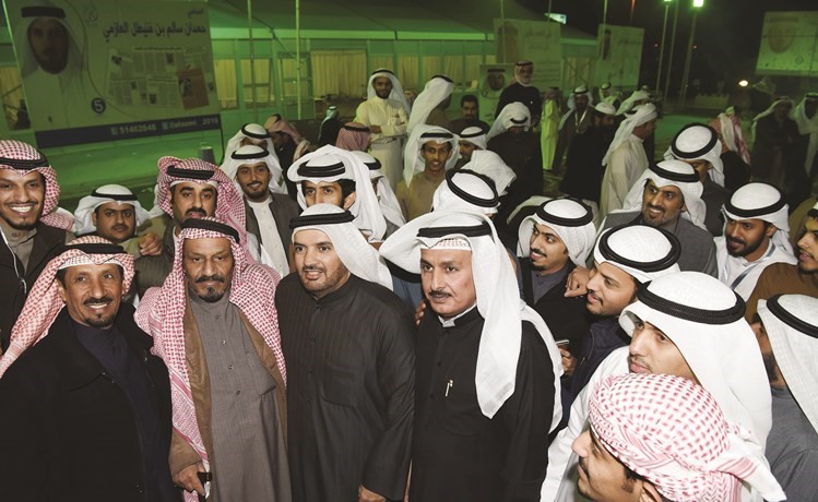 حمدان العازمي محتفلا بالفوز مع أهالي الدائرة الخامسة﻿