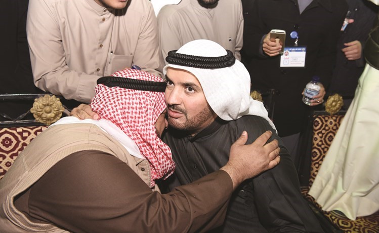 حمدان العازمي يتلقى التهاني من أحد الناخبين﻿