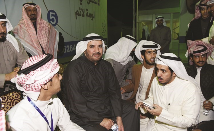 العازمي بين مؤيديه﻿