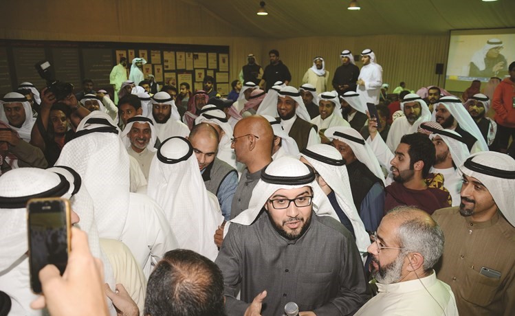 النائب اسامة الشاهين وسط أهالي الدائرة الأولى يحتفلون بفوزه بالانتخابات 	(احمد ابوعطية)﻿