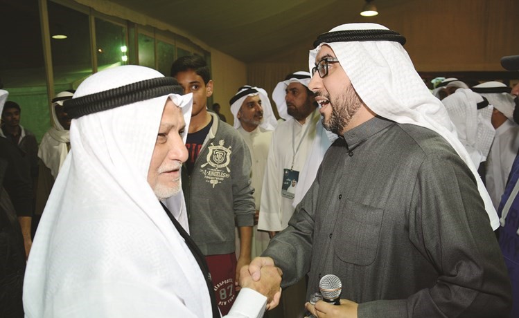 يتلقى التهاني من أحد الناخبين﻿