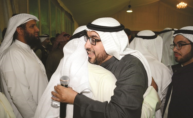  ويتلقى التهاني من أحد أبناء الدائرة الأولى﻿