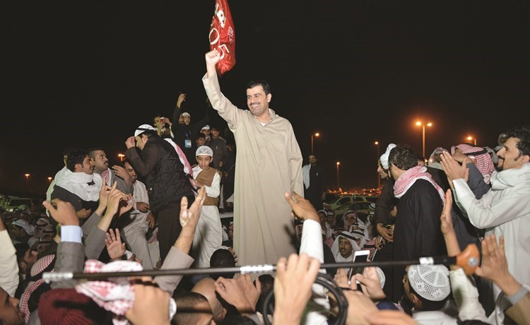 النائب ثامر السويط محتفلا بالفوز وسط ناخبيه ومؤيديه 	(احمد خليل)﻿