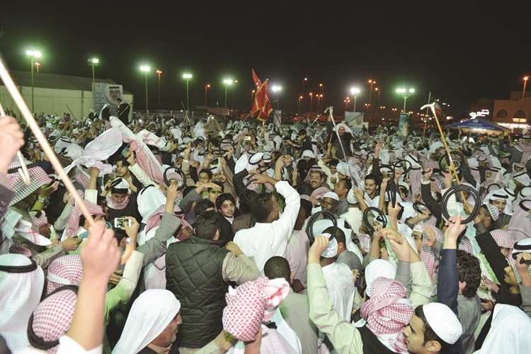 أهالي الدائرة الرابعة احتشدوا في مقر السويط للاحتفال بفوزه بالمركز الأول ﻿