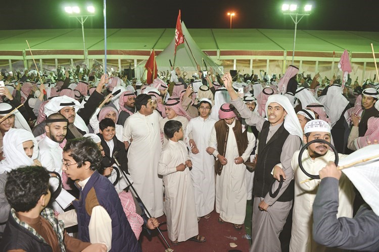 مؤيدو ومناصرو السويط يرفعون الأعلام احتفالا بفوزه ﻿
