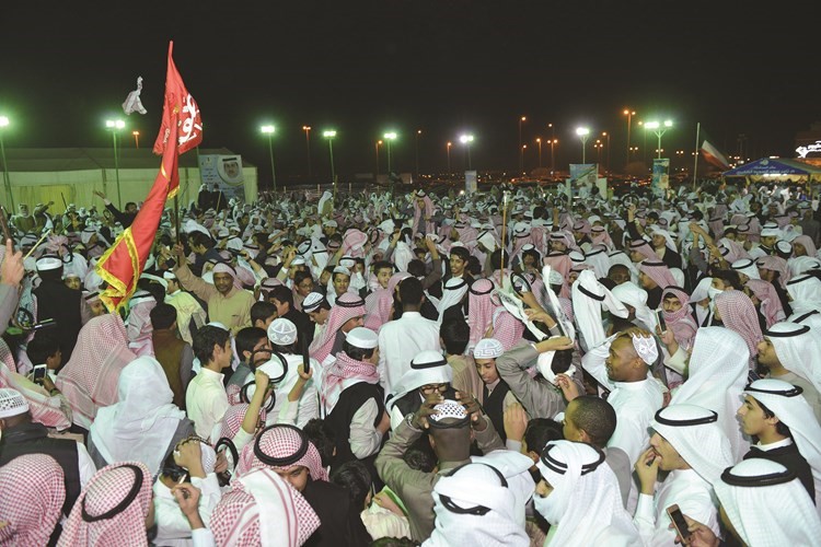جموع من مؤيدي السويط يحتفلون بفوزه﻿