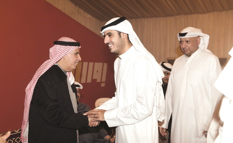 النائب السابق صالح الفضالة مستقبلا المباركين بفوز نجله يوسف﻿