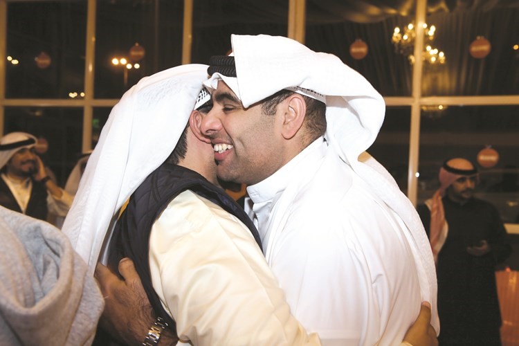  ويتلقى التهاني من أحد مؤيديه﻿