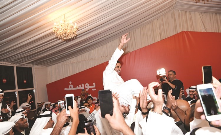 النائب يوسف الفضالة محمولا على الاكتاف عقب إعلان النتائج	(محمد هاشم)﻿