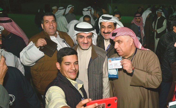 د.خليل ابل يتوسط أبناء الدائرة الثالثة	 (شانافاس قاسم)﻿