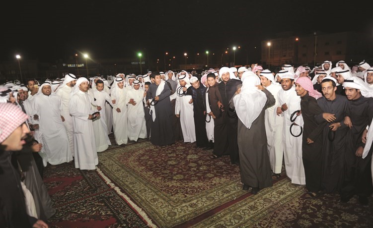 جموع من أبناء الدائرة الأولى يؤدون رقصة العارضة﻿