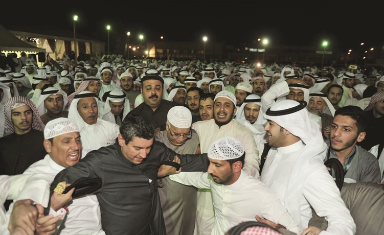 الحريص والهدية وسط مؤيديهما من أبناء الدائرة﻿