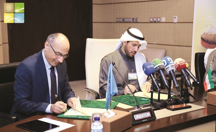 الشيخ عبدالله الأحمد ود.إياد أبومغلي خلال توقيع الاتفاقية﻿