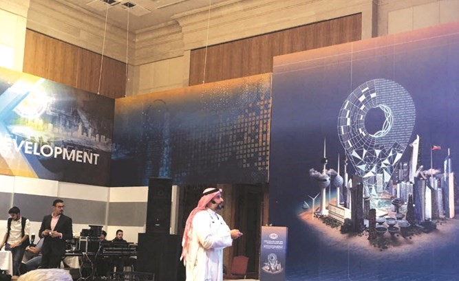 عبدالرحمن عبدالعزيز المطوع يستعرض مشاريع جمعية الرحمة في الملتقى﻿