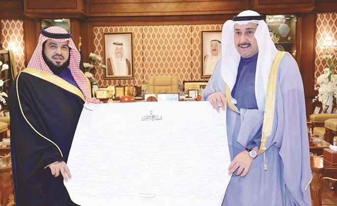 الشيخ فيصل الحمود يقدم هدية تذكارية إلى صاحب السمو الملكي الأمير نايف بن ممدوح بن عبدالعزيز﻿