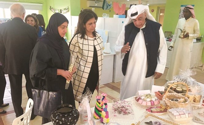شفيقة العوضي خلال جولة بالمعرض ﻿