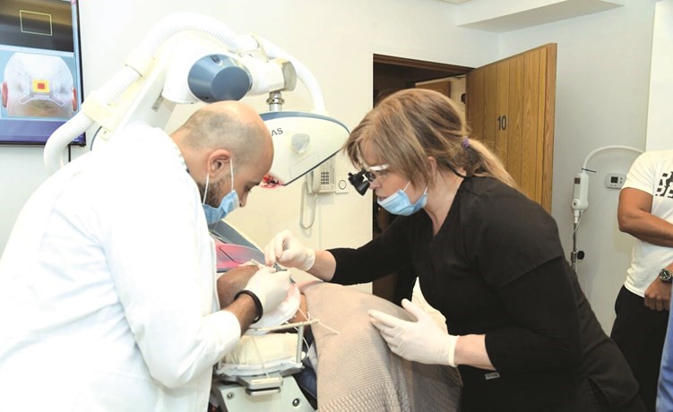 تقنية متطورة ودقيقة لزراعة الشعر﻿