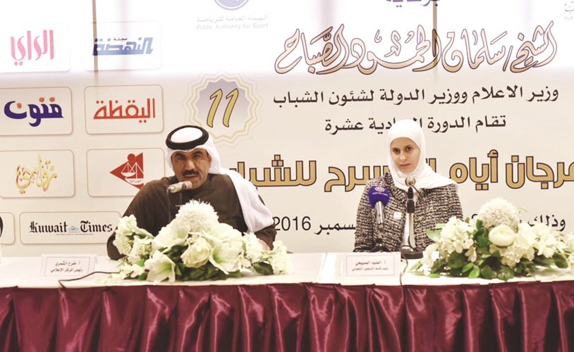 العنود الصبيحي مع رئيس المركز الاعلامي الزميل مفرح الشمري اثناء المؤتمر﻿