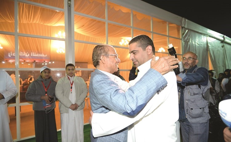 راكان النصف يتلقى التهنئة من عبدالله النيباري﻿