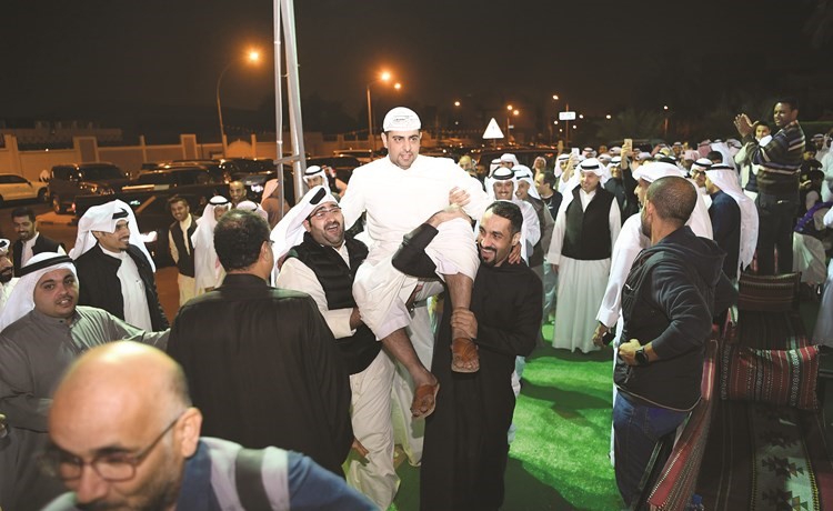 راكان النصف محمولا من ابناء دائرته﻿