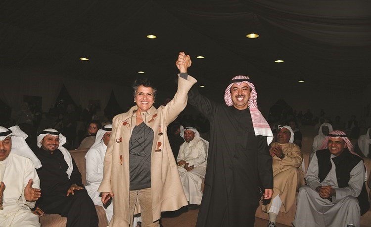 النائب السابق علي الراشد يشارك صفاء الهاشم فرحتها بالفوز	(قاسم باشا)﻿