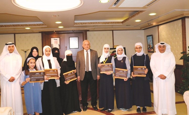 د. بدر العيسى مستقبلا الطالبات الفائزات بحضور د.هيثم الأثري وفيصل المقصيد﻿