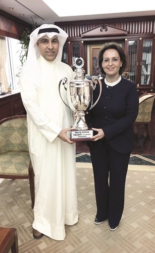 رشا الرومي تتسلم كأس العالم من عادل الغريب﻿