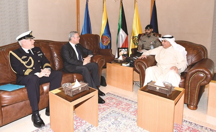 الشيخ خالد الجراح مستقبلا السفير الألماني كارل بيرغنز ﻿
