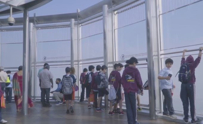 بالفيديو اطفال داخل اعلى فصل دراسي في العالم في برج خليفه